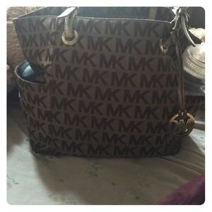 MK purse w/ 8 total pockets