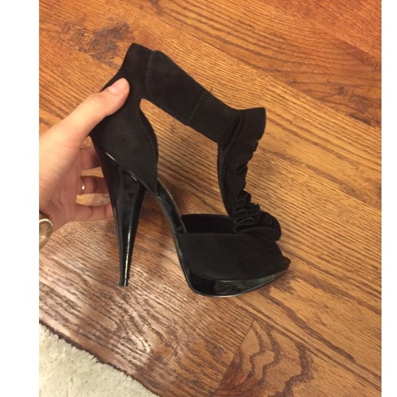 Black Ruffle heels