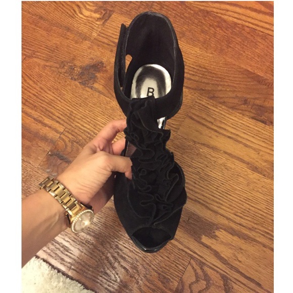 Black Ruffle heels - Picture 2 of 3