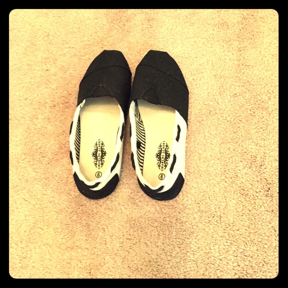 Cute Size 9 black & white moccasins.