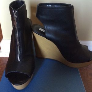 Simply vera Wang black leather wedge sandals