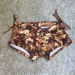 Onzie side tie short
