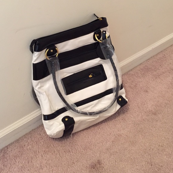 Beautiful black & white purse. New in packaging.