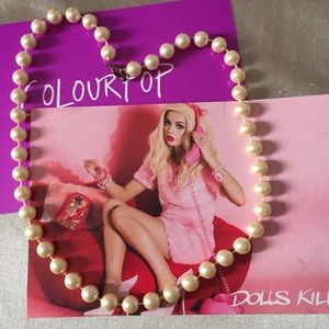 Classic pearls necklaces