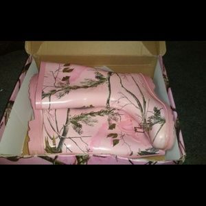 Realtree girl rain boots (pink camouflage)