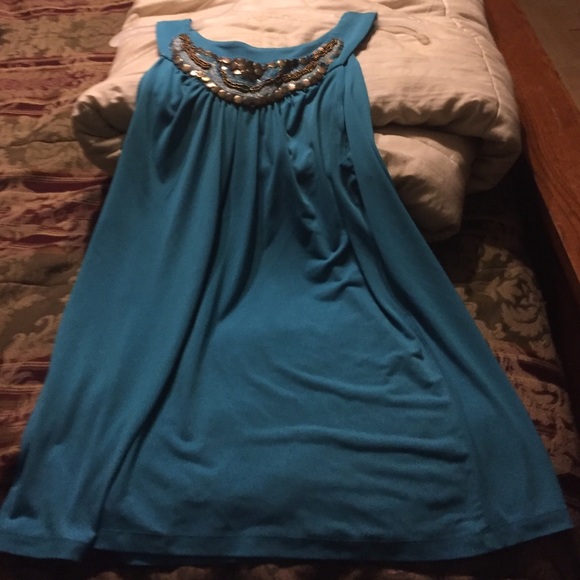 Long sleeveless turquoise shirt