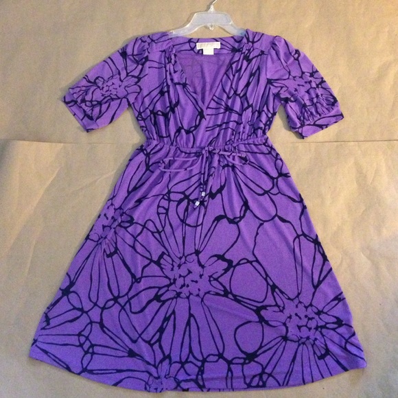 Mid length dress with drawstring