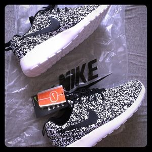 NWT black and white woman's Nike Roshes
