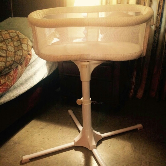 Halo bassinet swivel sleeper