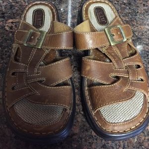 Born slip on leather sandals in sz 8 medium