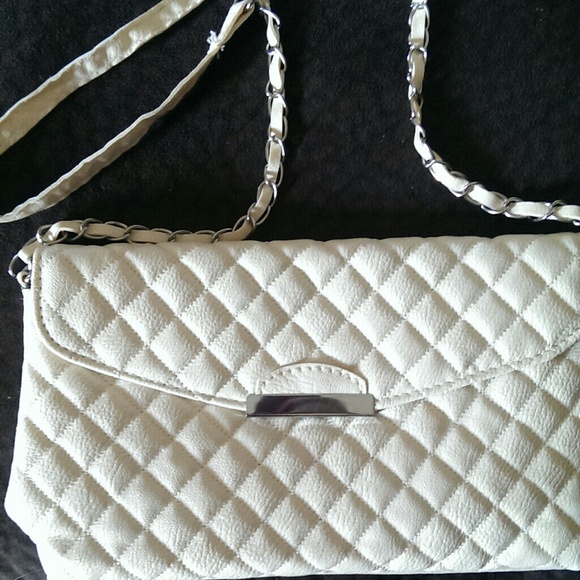 Ivory colored purse with half chain strap - Picture 1 of 4
