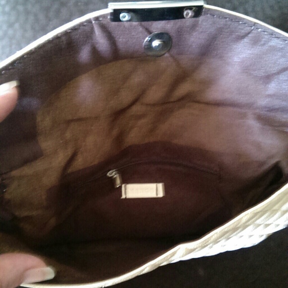 Ivory colored purse with half chain strap - Picture 2 of 4