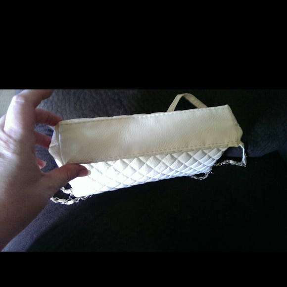 Ivory colored purse with half chain strap - Picture 3 of 4