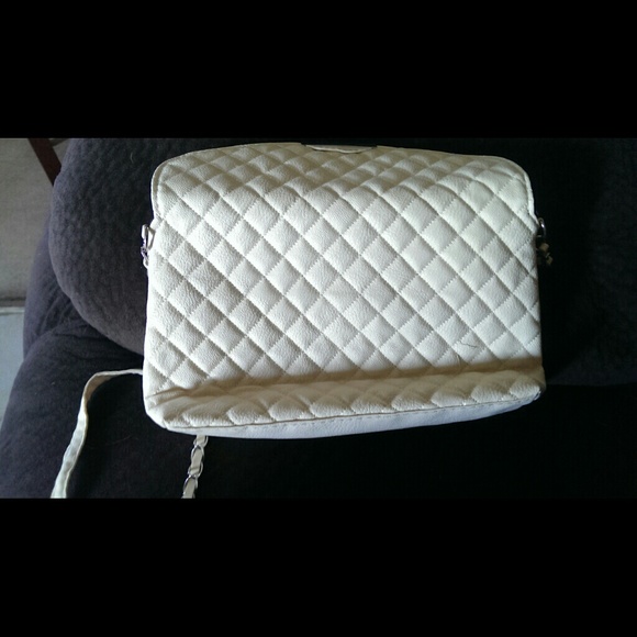 Ivory colored purse with half chain strap - Picture 4 of 4