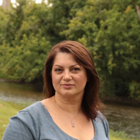 Meet your Posher, Ronela