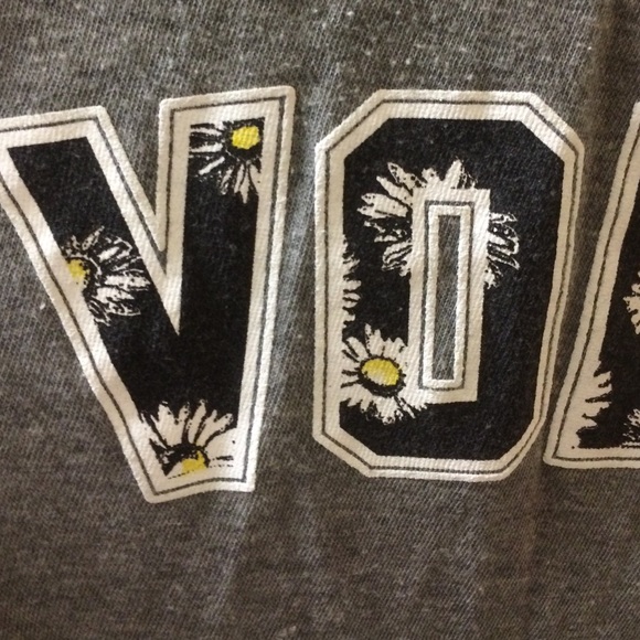 Comfy t-shirt with daisies! TONIGHT ONLY SALE! - Picture 3 of 4