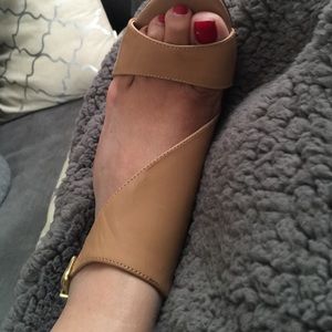 Bcbgeneration nude/camel heels