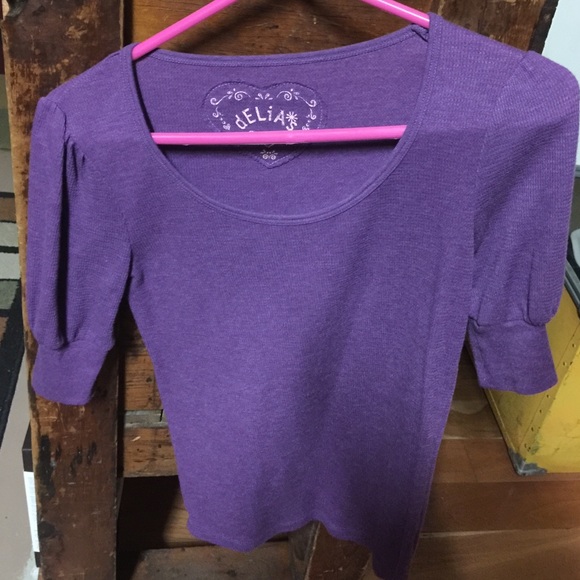 dELiA*s Three-quarter sleeve purple top. (D)