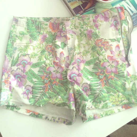 Printed high waisted jean shorts