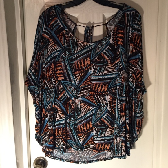 Flowy pattern top with key-hole open back