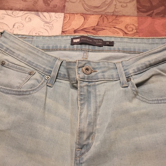 Women Levi's jeans