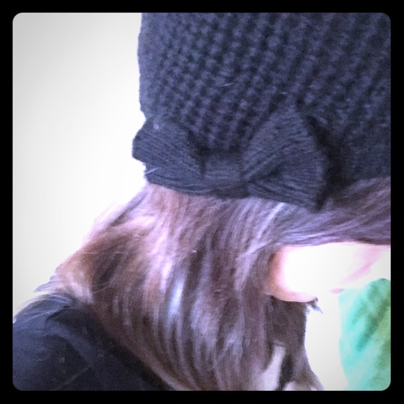 Black beanie with bow
