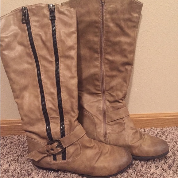Buckle boots