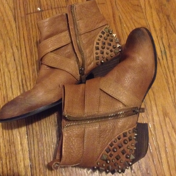 ✨SOLD✨Vince stud booties - Picture 3 of 4