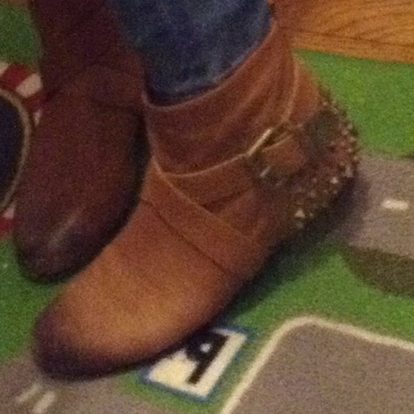 ✨SOLD✨Vince stud booties - Picture 4 of 4