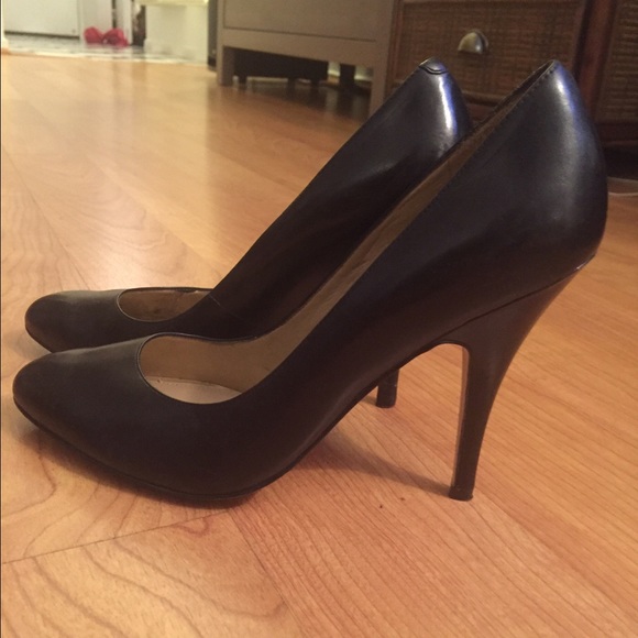 Black pumps - Picture 1 of 3