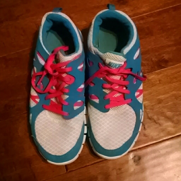 Nike 7Y or women's size 8 tennis shoe