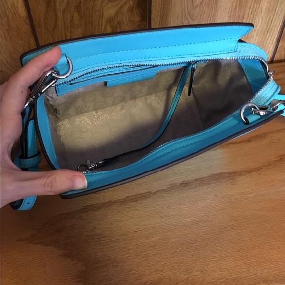 Michael Kors Selma medium cross body messenger bag - Picture 2 of 3