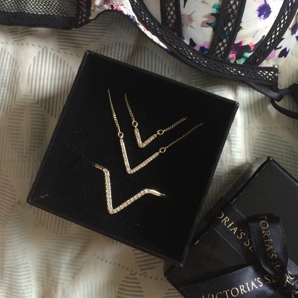 Victoria's Secret necklace & bracelet set
