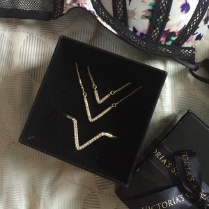 Victoria's Secret necklace & bracelet set