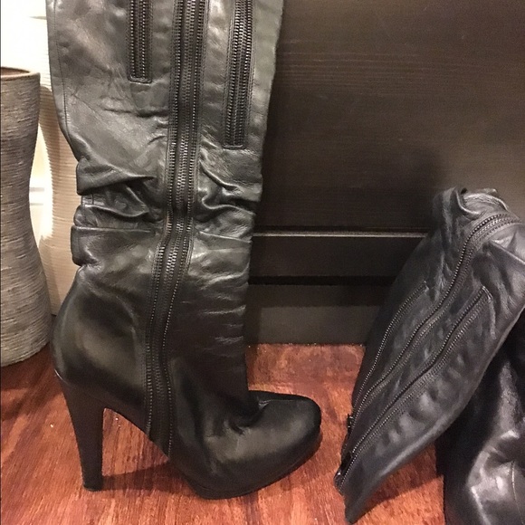 Black leather boots to the knee with zipper detail