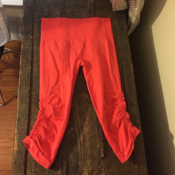 Lulu lemon in the flow crop red size 6