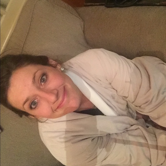 Meet your Posher, Hollie - Picture 1 of 1