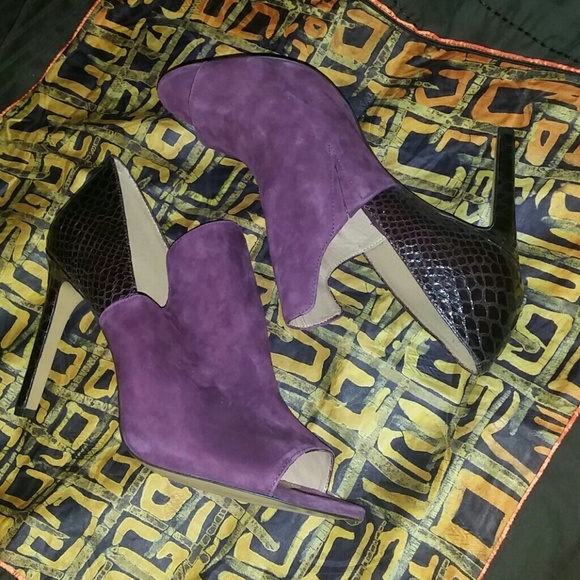 🚫 SOLD! 🚫 Leather Reptile Print Shooties - Picture 3 of 4