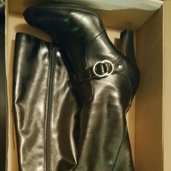 🚫SOLD🚫Black high boots with silver hardware