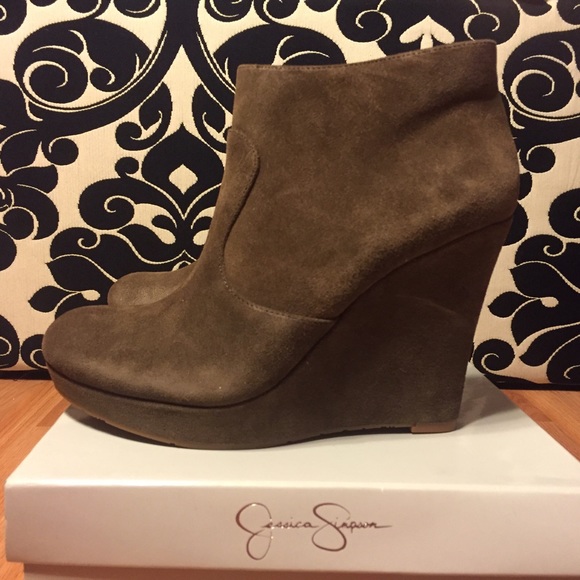 Jessica Simpson Wedge Bootie. - Picture 2 of 4