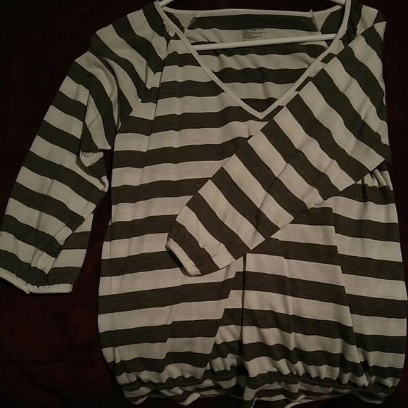 Gap medium 3/4 length shirt