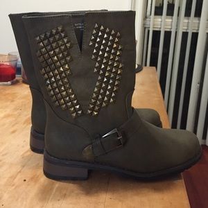 Selling brand new boots - never worn. Size 7.