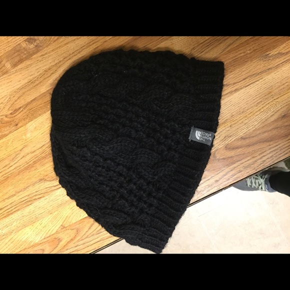 Black north face hat