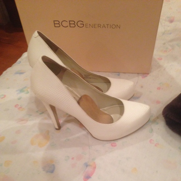 BCBG WHITE HEELS SNAKE PRINT