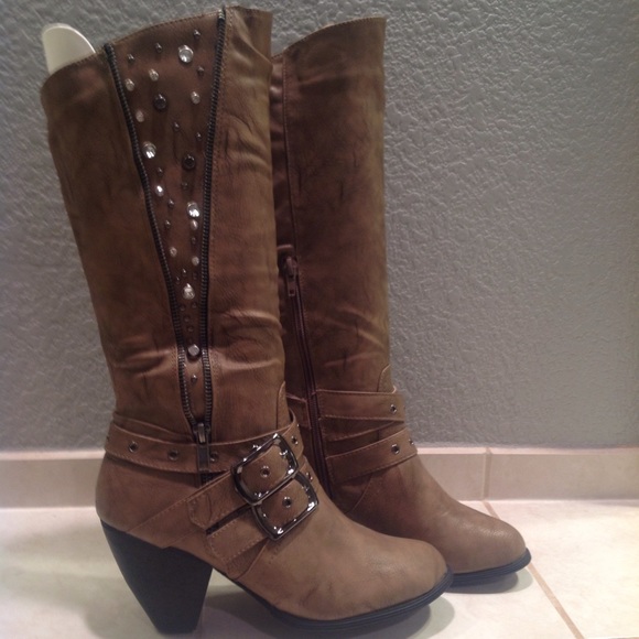 MID-CALF   "DAYTRIP"  BOOTS