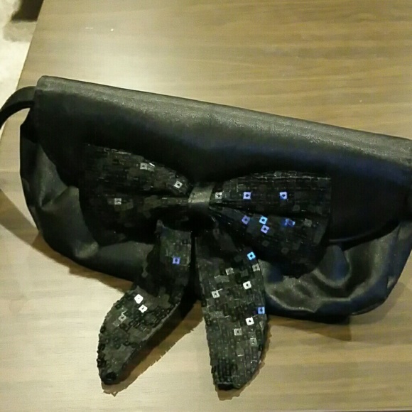 Black purse with bow