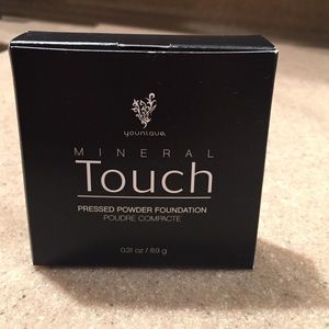 Younique Mineral Touch powder foundation -SATIN