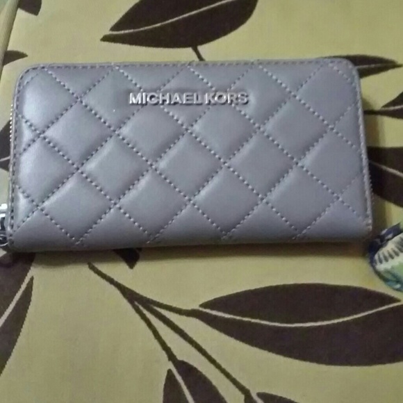 MICHAEL Michael Kors Handbags - 💯authentic💕⬇reduced ⬇ NWT Michael Kors wristlet