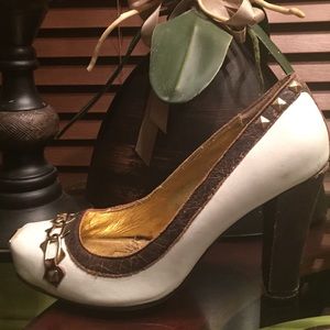 Vintage White brown and gold accent heels.