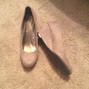 Low wedge work shoes